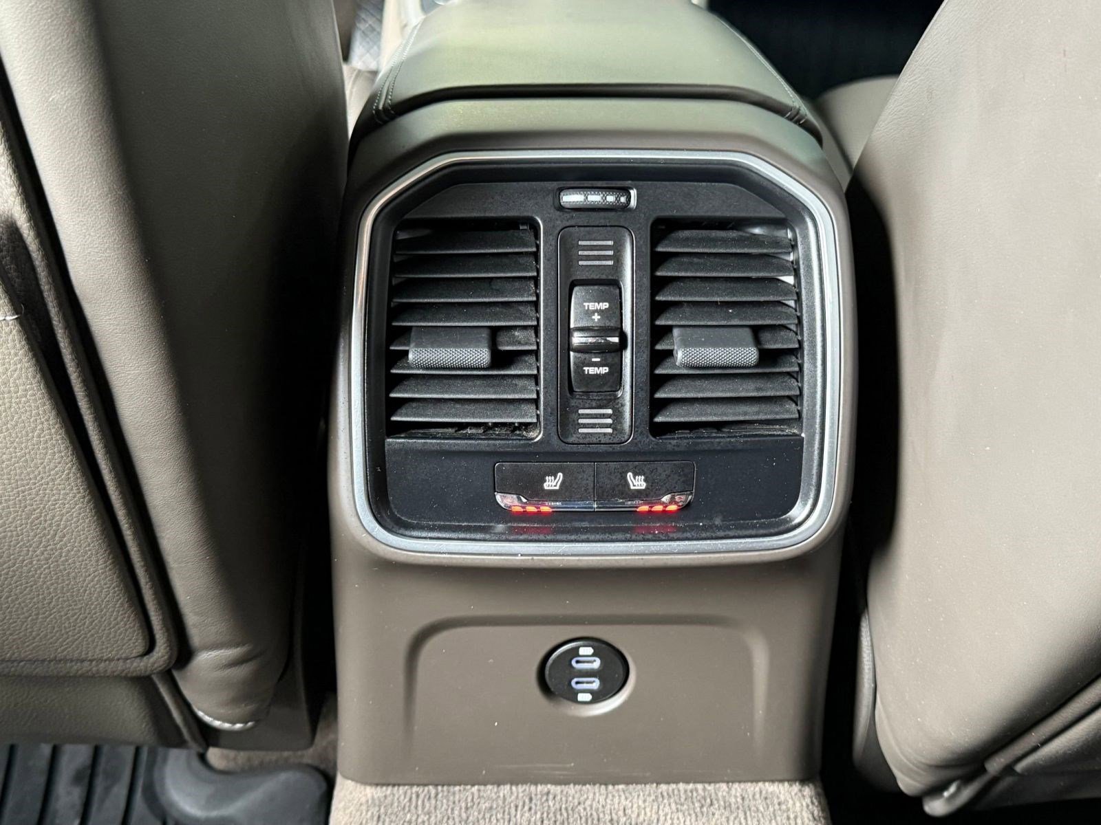 Used 2020 Porsche Macan AWD image 24