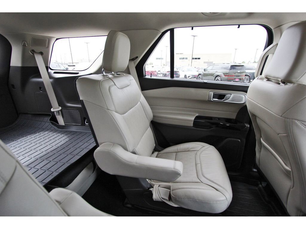Certified 2024 Ford Explorer Platinum w/ Technology Package image 13