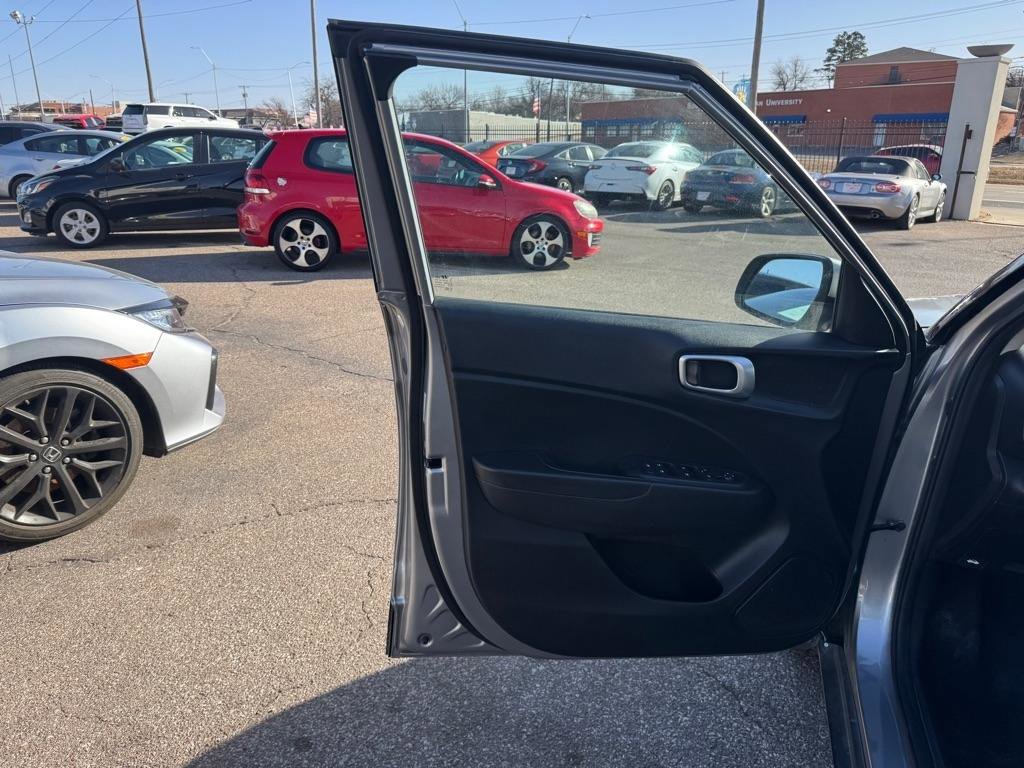 Used 2023 Hyundai Venue SEL image 23