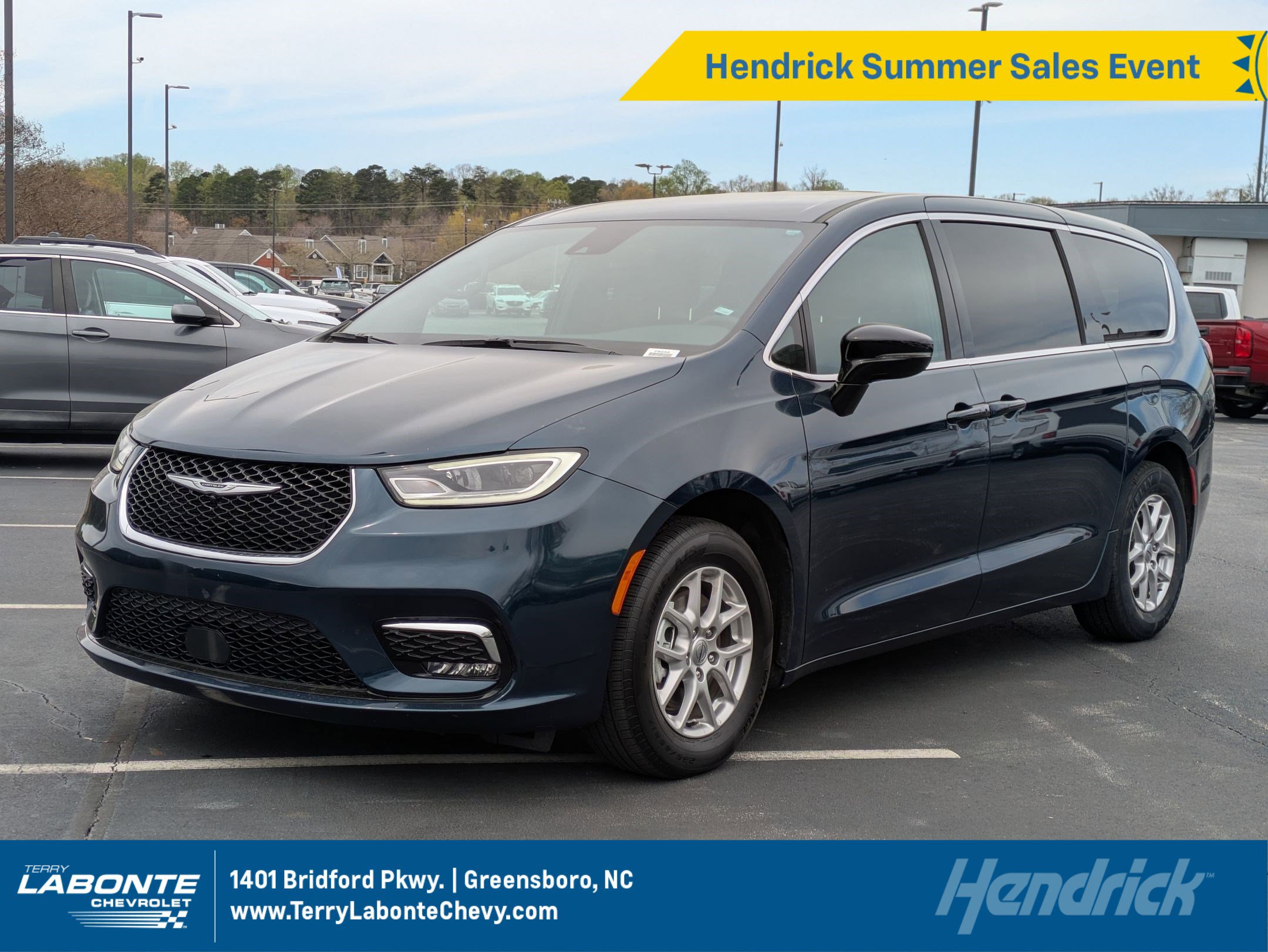 Used 2025 Chrysler Pacifica Select FWD image 1