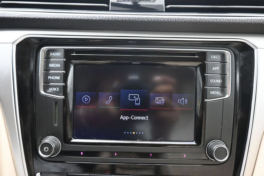 Used 2019 Volkswagen Passat 2.0T Wolfsburg w/ Wheels & Sunroof Package FWD image 17