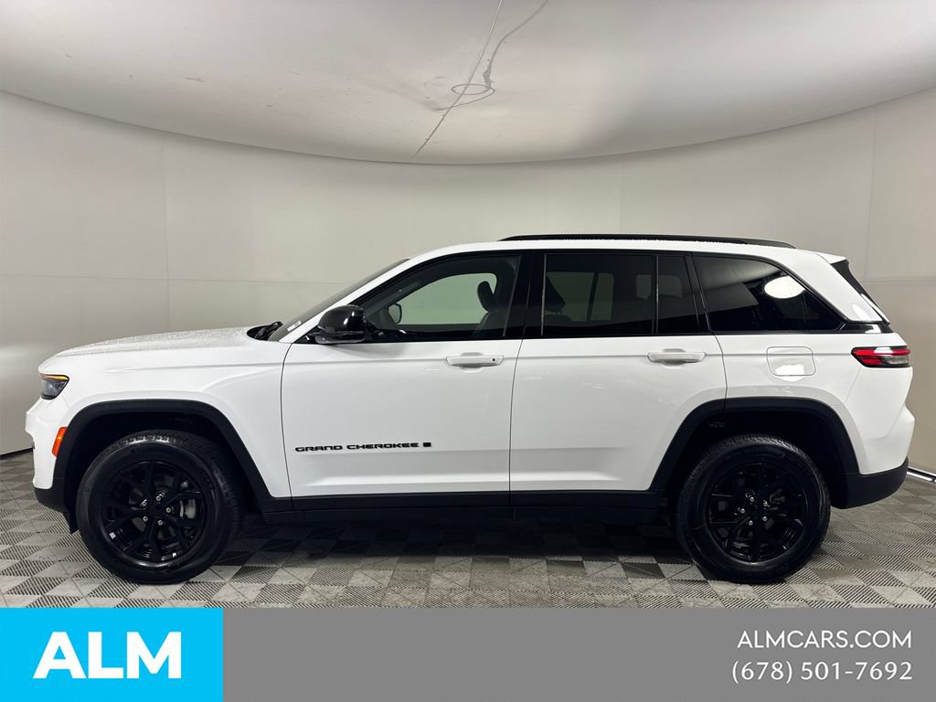 Used 2025 Jeep Grand Cherokee Altitude AWD/4WD image 10