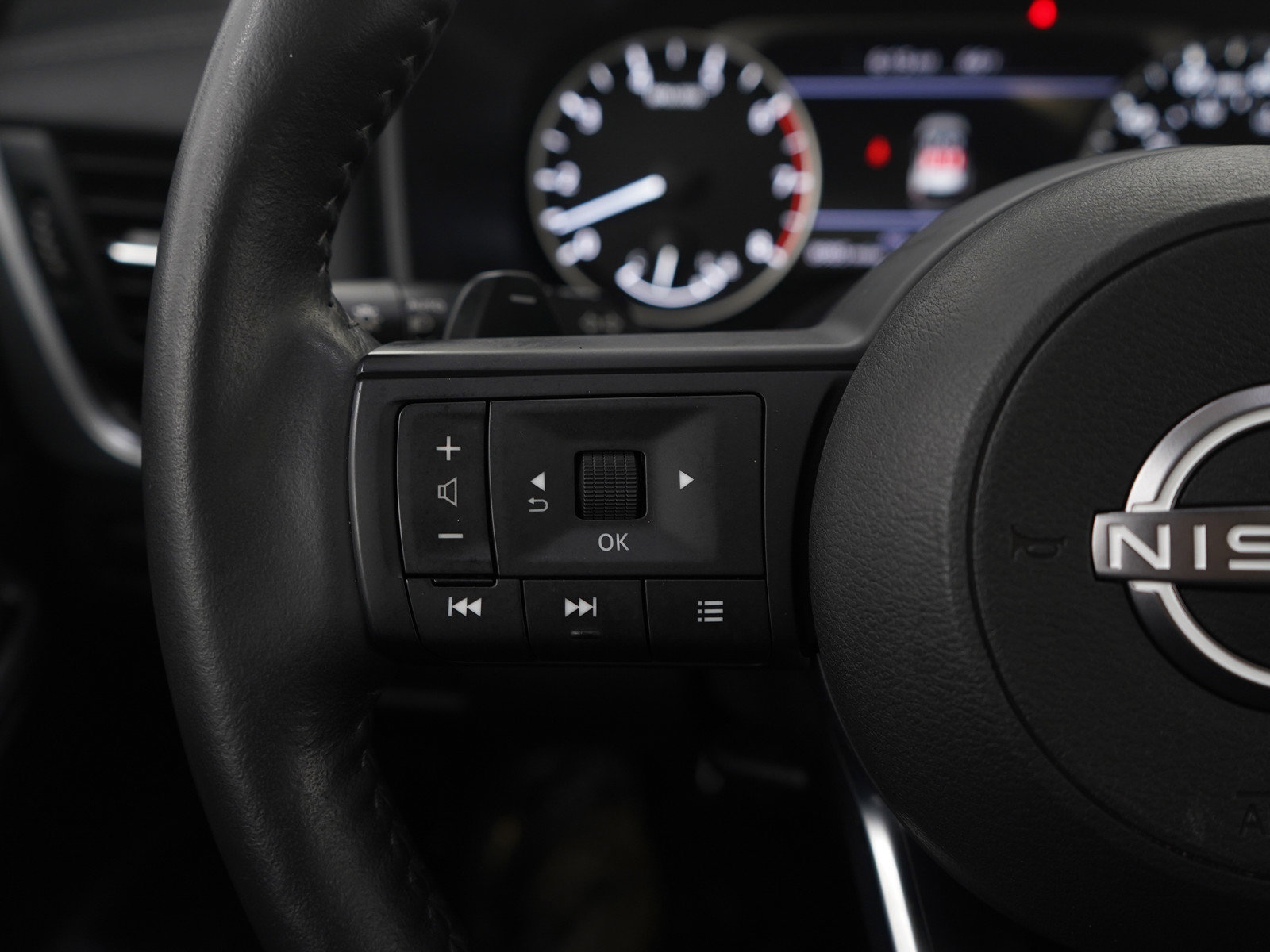 Used 2024 Nissan Rogue SV w/ SV Premium Package image 26