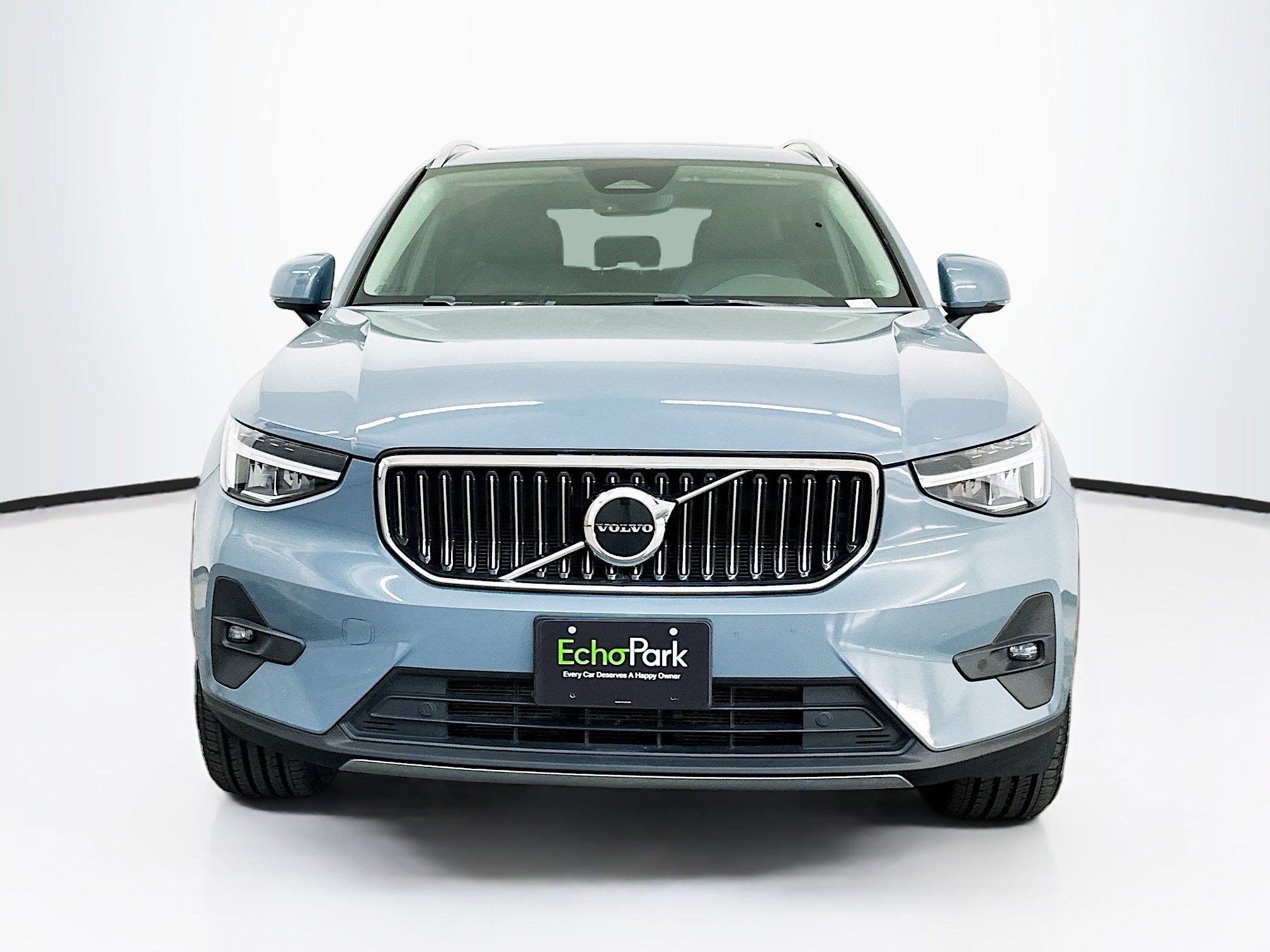 Used 2023 Volvo XC40 B5 Plus AWD/4WD image 2