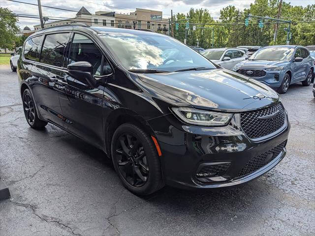 Used 2023 Chrysler Pacifica Touring-L w/ Uconnect Theater Family Group AWD/4WD image 6
