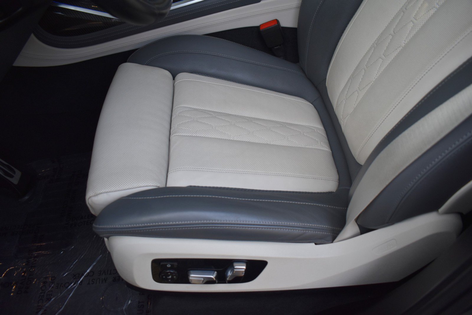 Used 2023 BMW X7 M60i AWD/4WD image 29