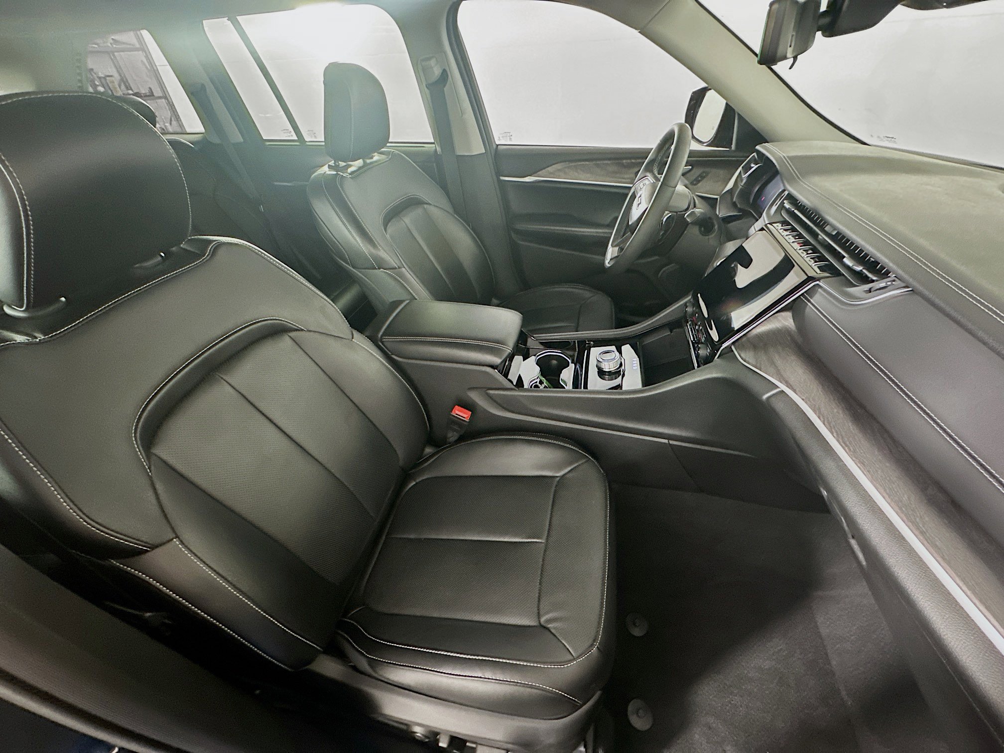 Used 2023 Jeep Grand Cherokee Limited w/ Luxury Tech Group II RWD image 32
