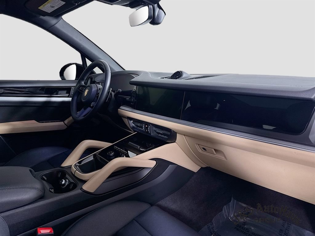 Used 2024 Porsche Cayenne w/ Premium Package image 37