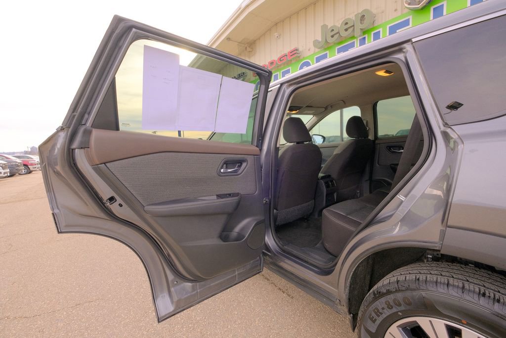 Used 2023 Nissan Rogue SV image 27