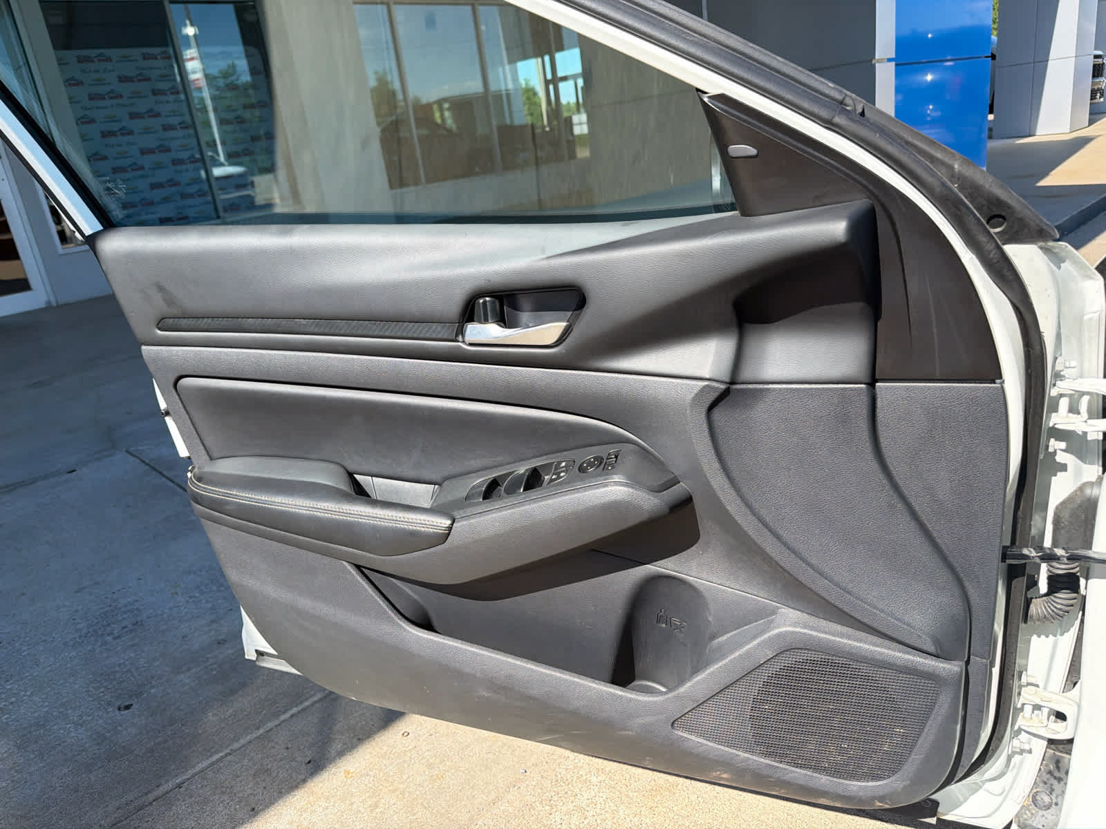 Used 2025 Nissan Altima 2.5 SV FWD image 23