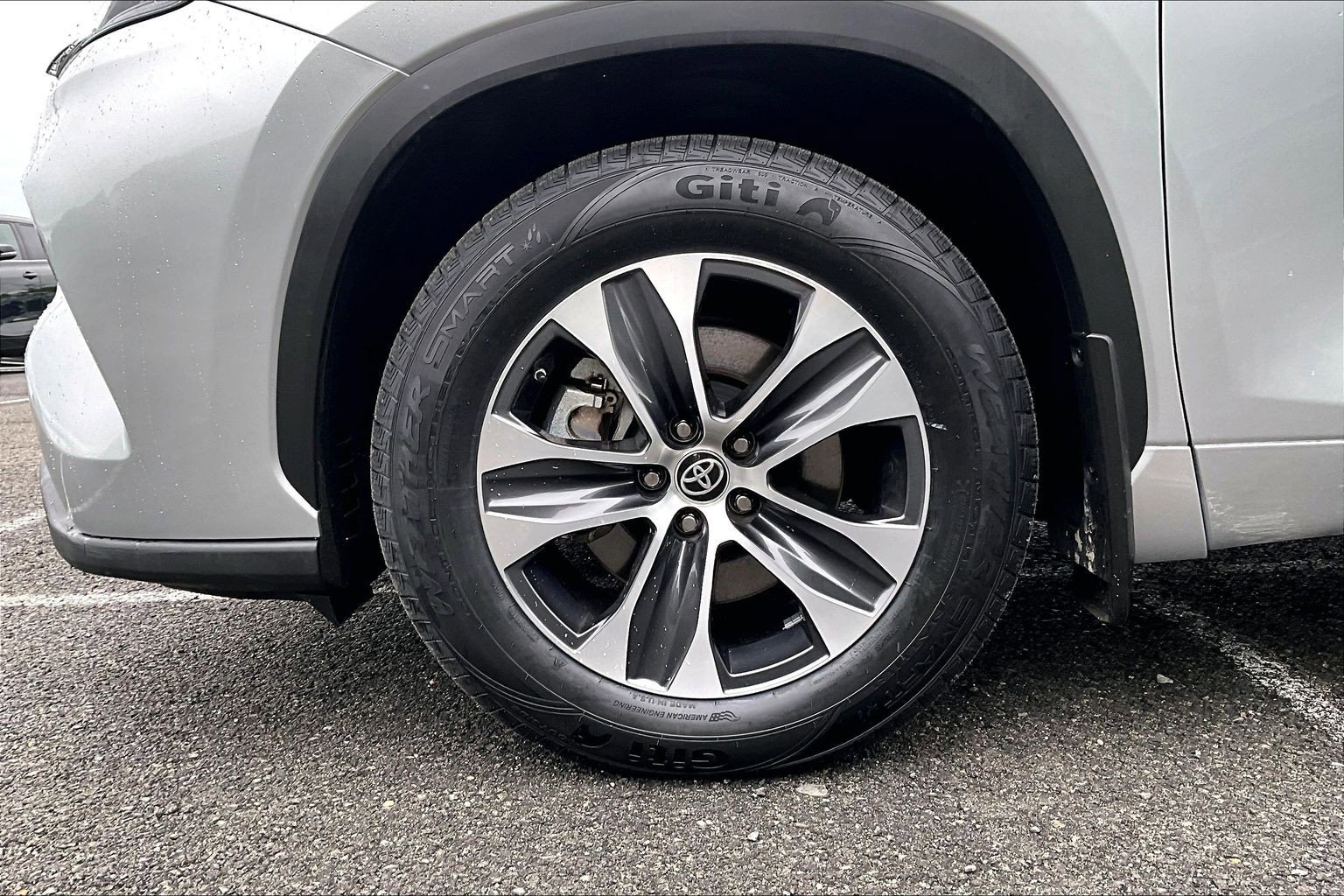 Used 2022 Toyota Highlander XLE AWD/4WD image 9