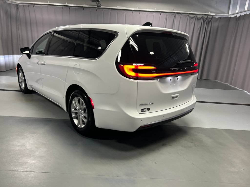 New 2027 Chrysler Pacifica Select FWD image 5