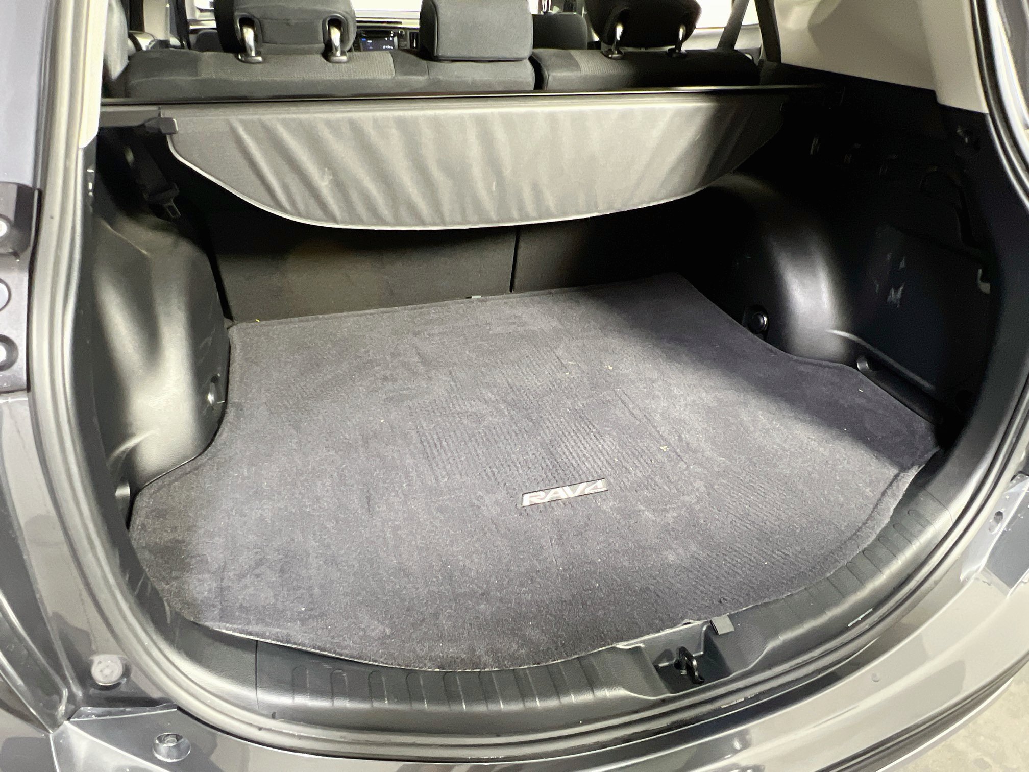 Used 2018 Toyota RAV4 XLE AWD/4WD image 24
