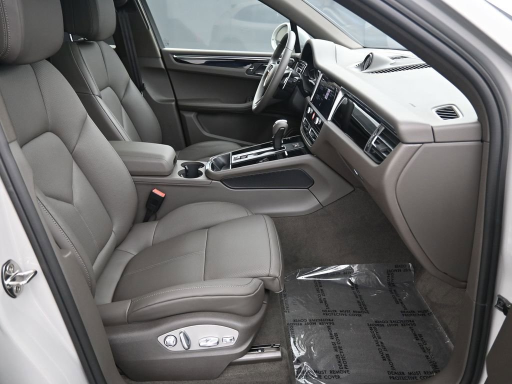 Certified 2026 Porsche Macan Turbo AWD/4WD image 29