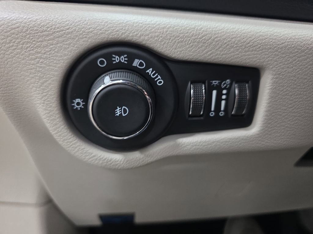 Used 2023 Chrysler Pacifica Touring-L FWD image 26