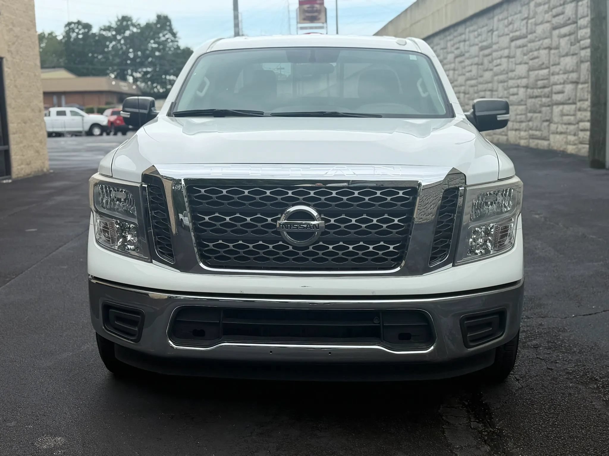 Used 2017 Nissan Titan SV RWD image 3