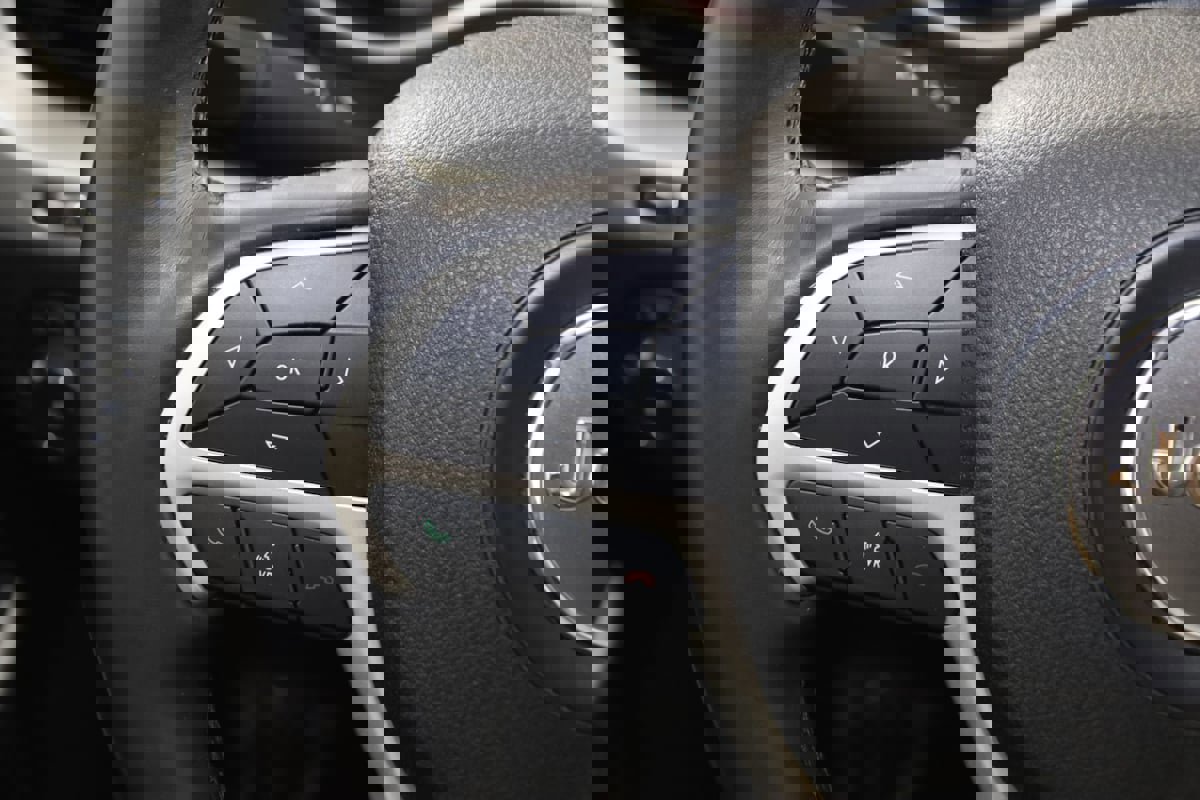 Used 2018 Jeep Cherokee Latitude Plus w/ Cold Weather Group FWD image 31