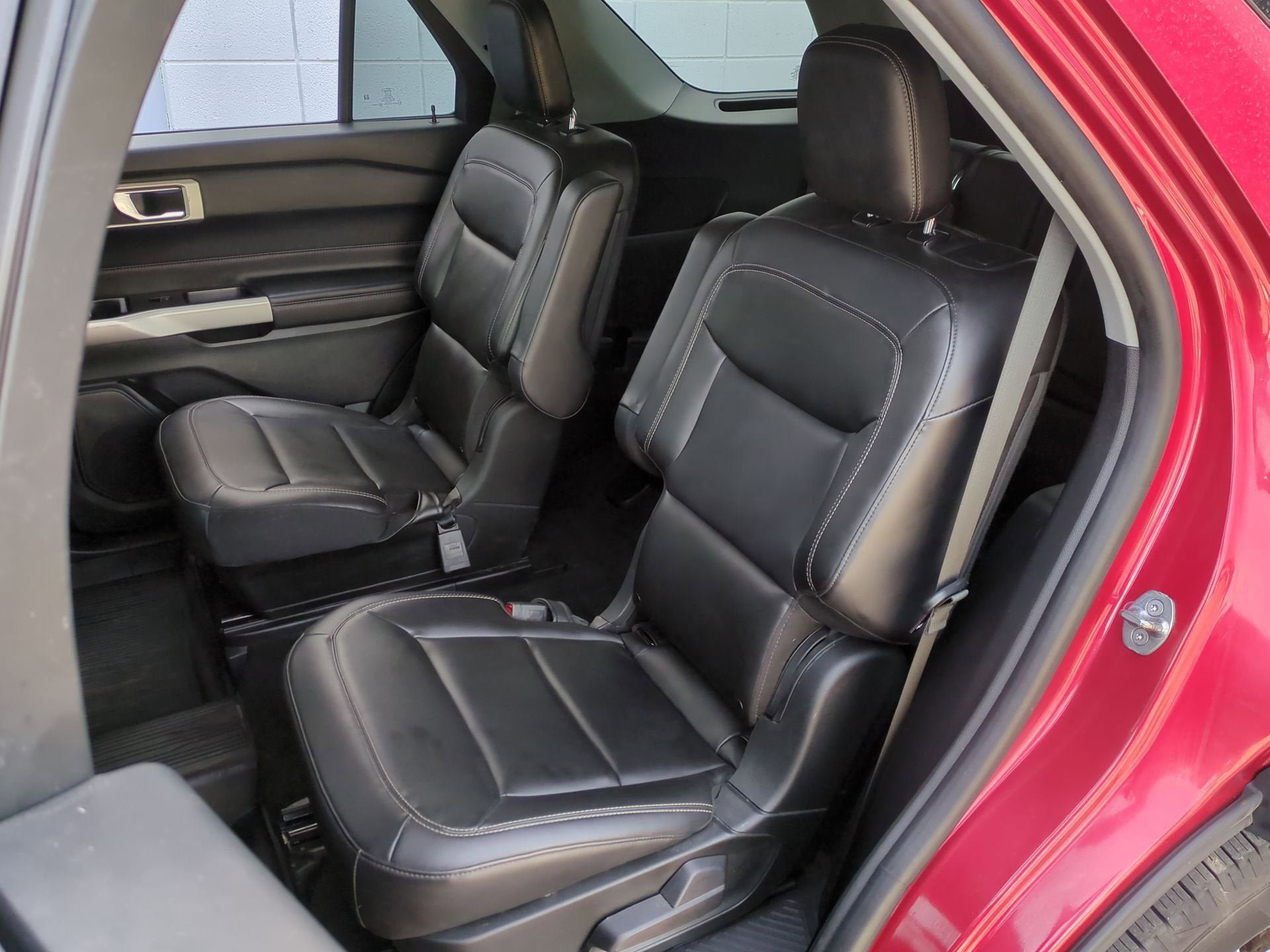 Used 2022 Ford Explorer XLT w/ Equipment Group 202A AWD/4WD image 24