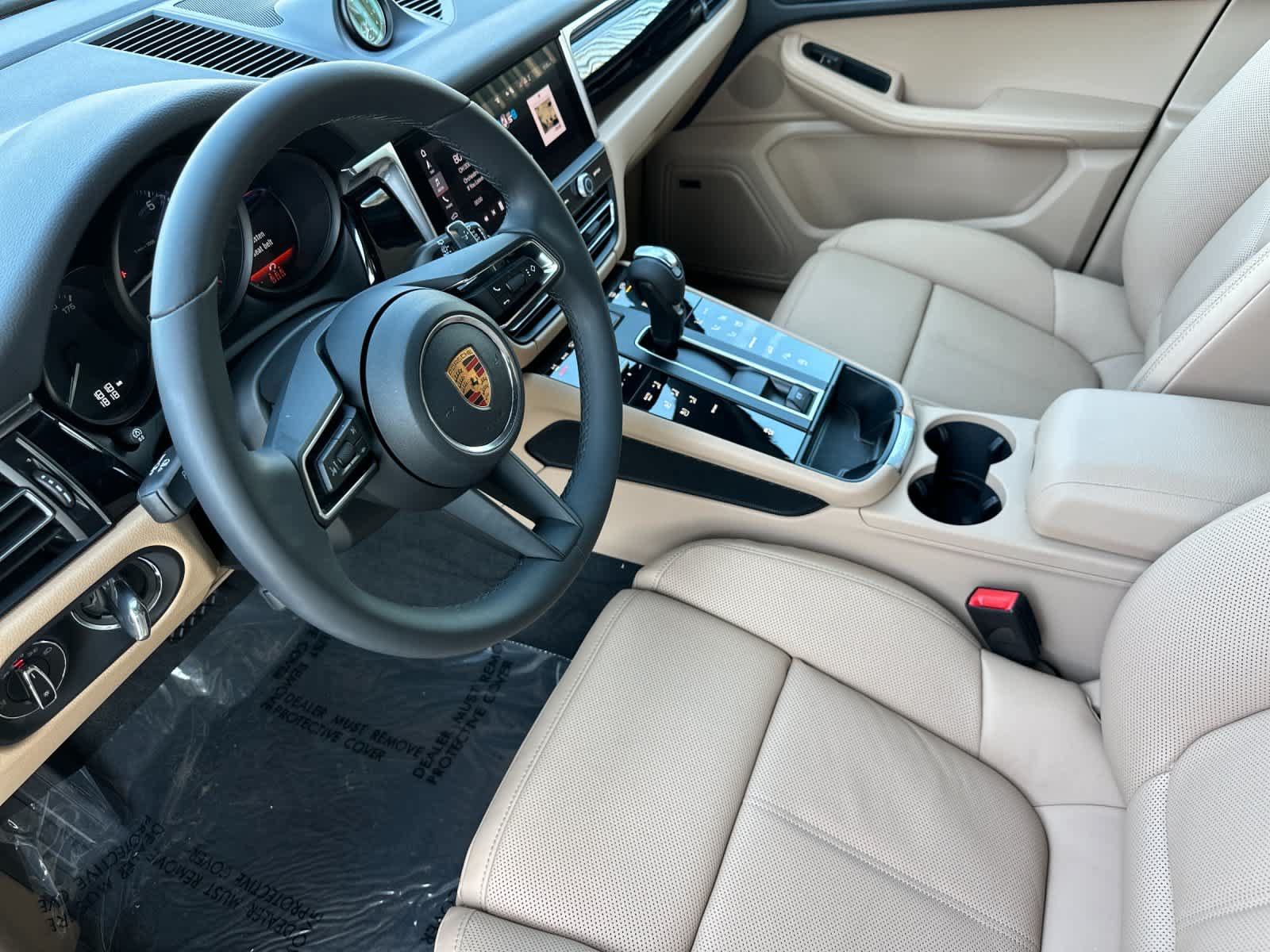 Certified 2026 Porsche Macan AWD/4WD image 4