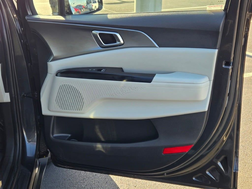 Used 2024 Kia Carnival LX image 5