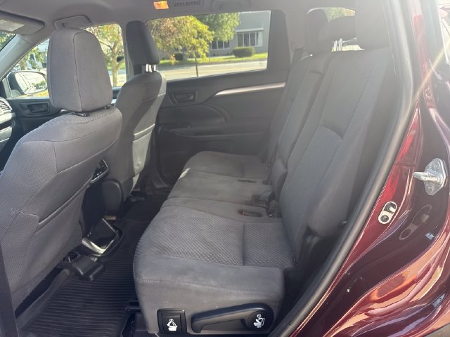 Used 2019 Toyota Highlander LE AWD/4WD image 25