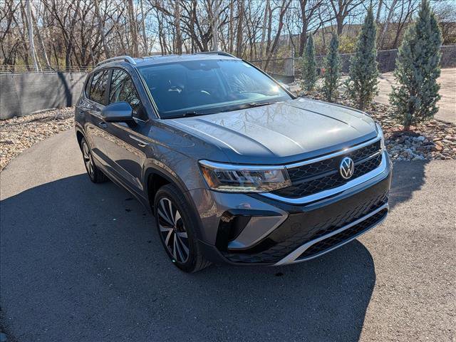 Used 2022 Volkswagen Taos SE w/ Panoramic Sunroof Package image 7