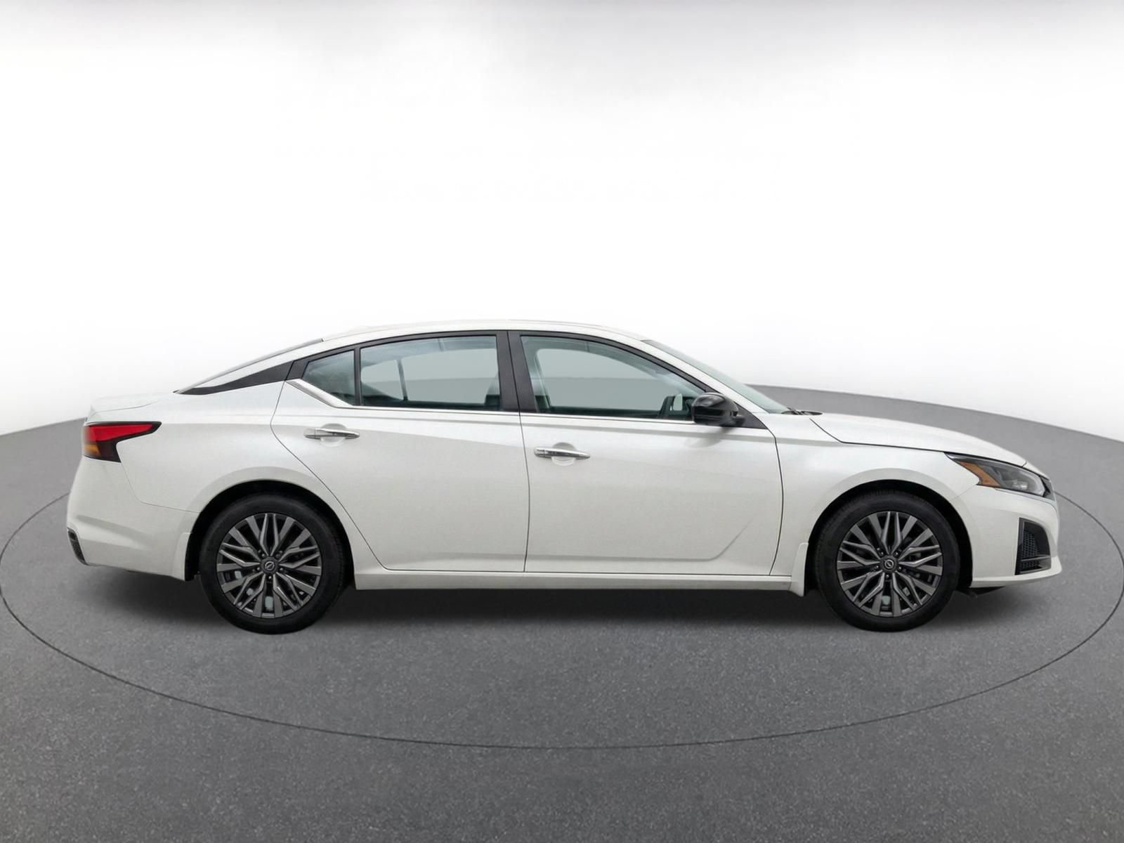 Used 2025 Nissan Altima 2.5 SV FWD image 10