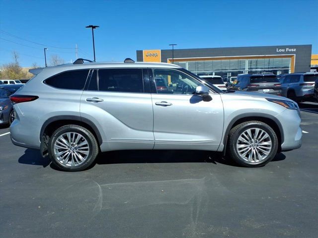 Used 2023 Toyota Highlander Platinum image 31
