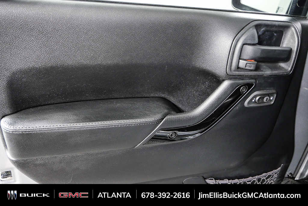 Used 2015 Jeep Wrangler Unlimited Sahara AWD/4WD image 6