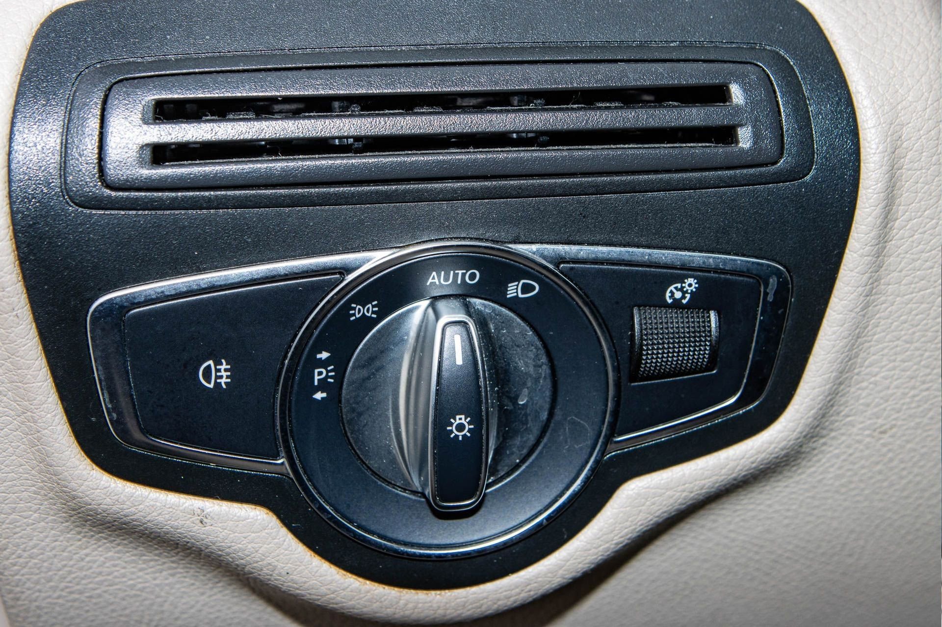 Used 2021 Mercedes-Benz GLC 300 w/ Premium Package image 28