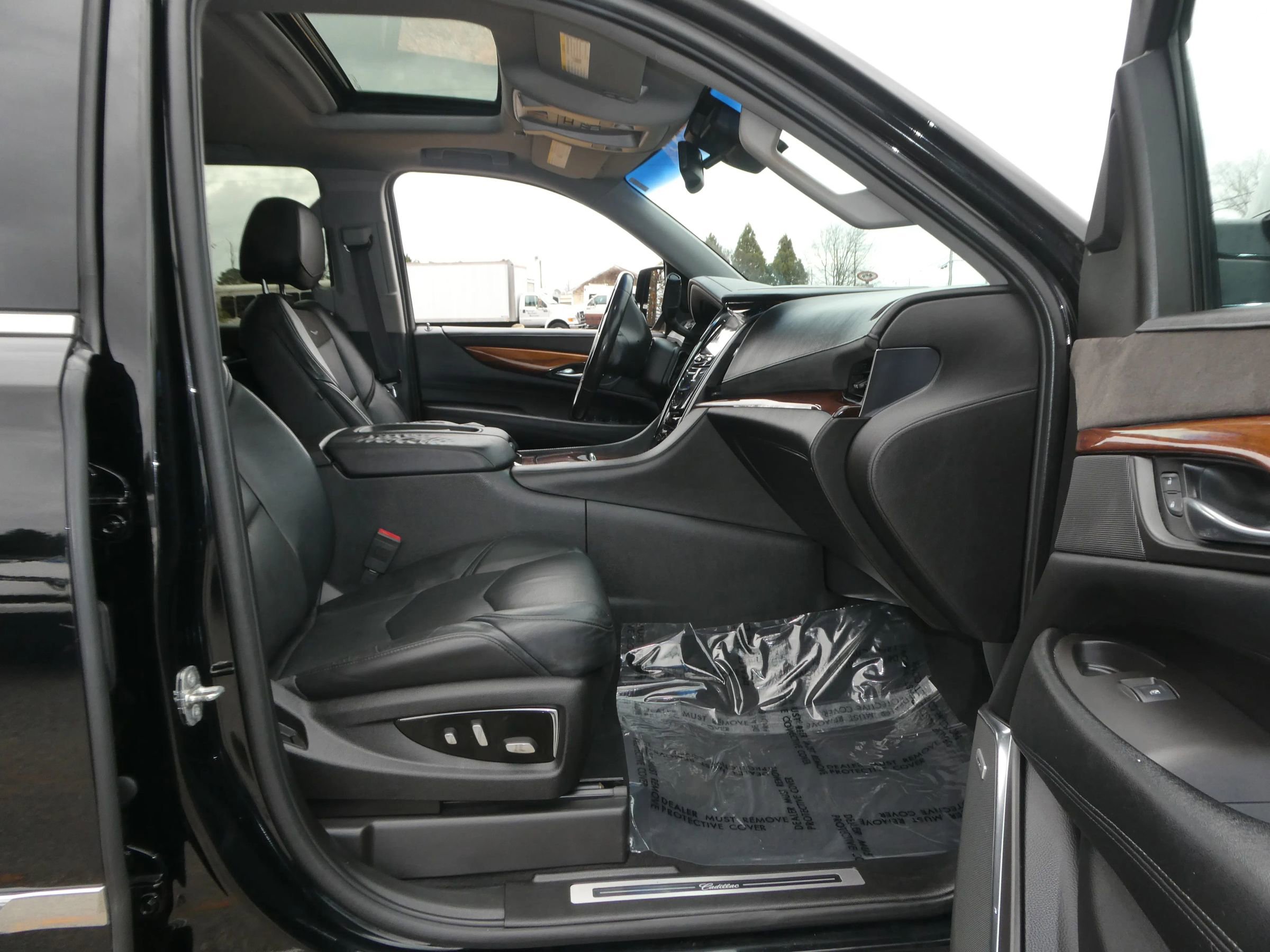 Used 2016 Cadillac Escalade Luxury image 27