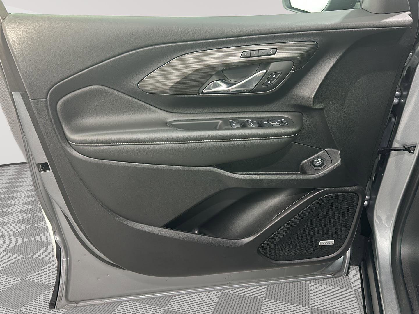 Used 2024 GMC Terrain SLT w/ Infotainment Package II image 24