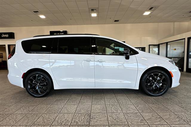 New 2026 Chrysler Pacifica Limited w/ Uconnect Theater Family Group image 3