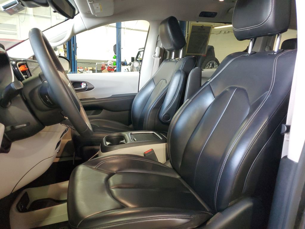 Used 2023 Chrysler Pacifica Touring-L FWD image 17