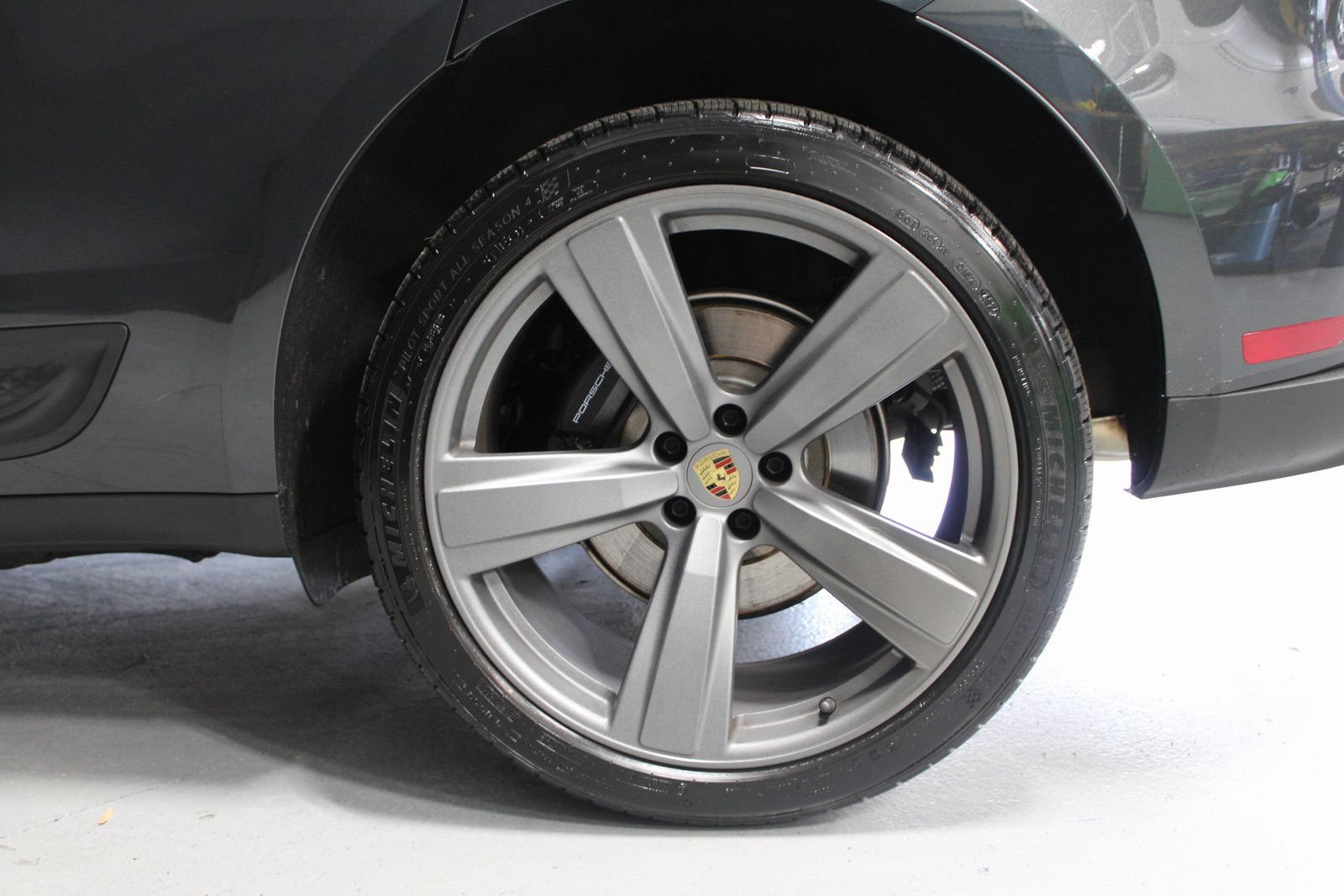 Certified 2025 Porsche Macan AWD/4WD image 19