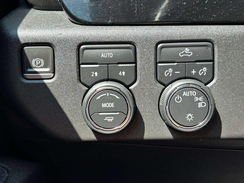 Used 2023 Chevrolet Silverado 1500 LT AWD/4WD image 9