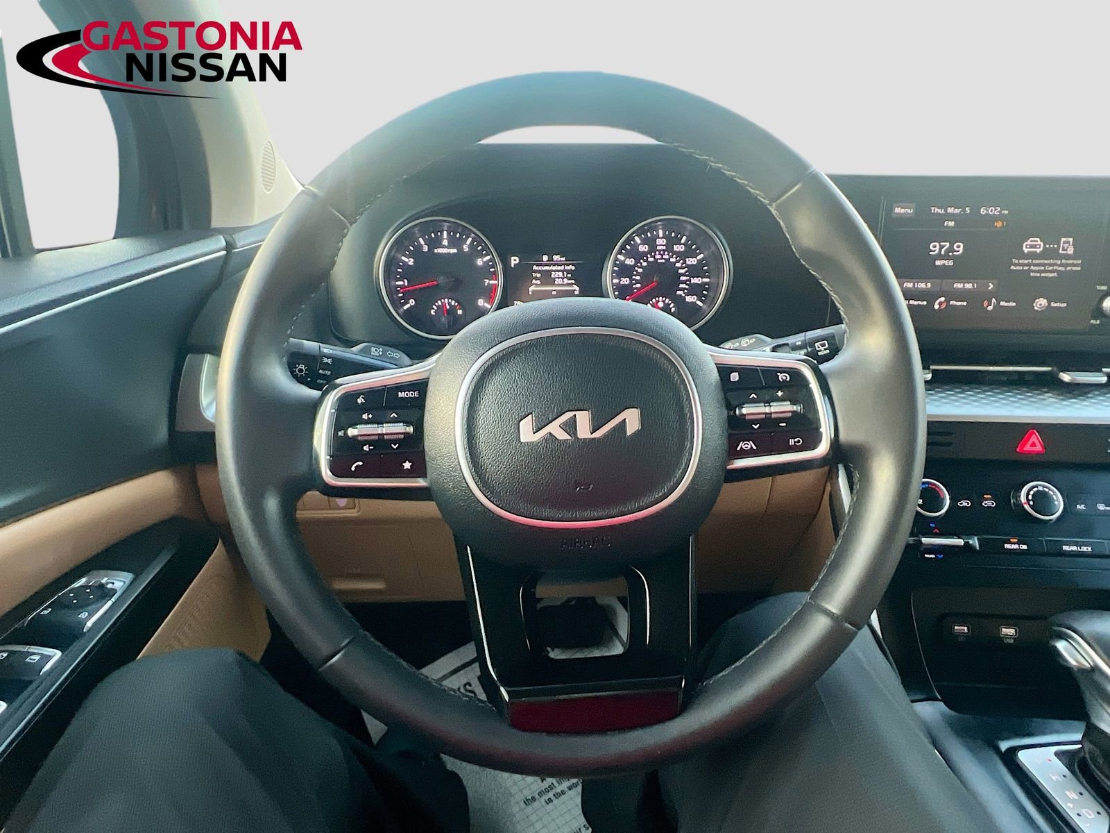 Used 2024 Kia Carnival LX image 14