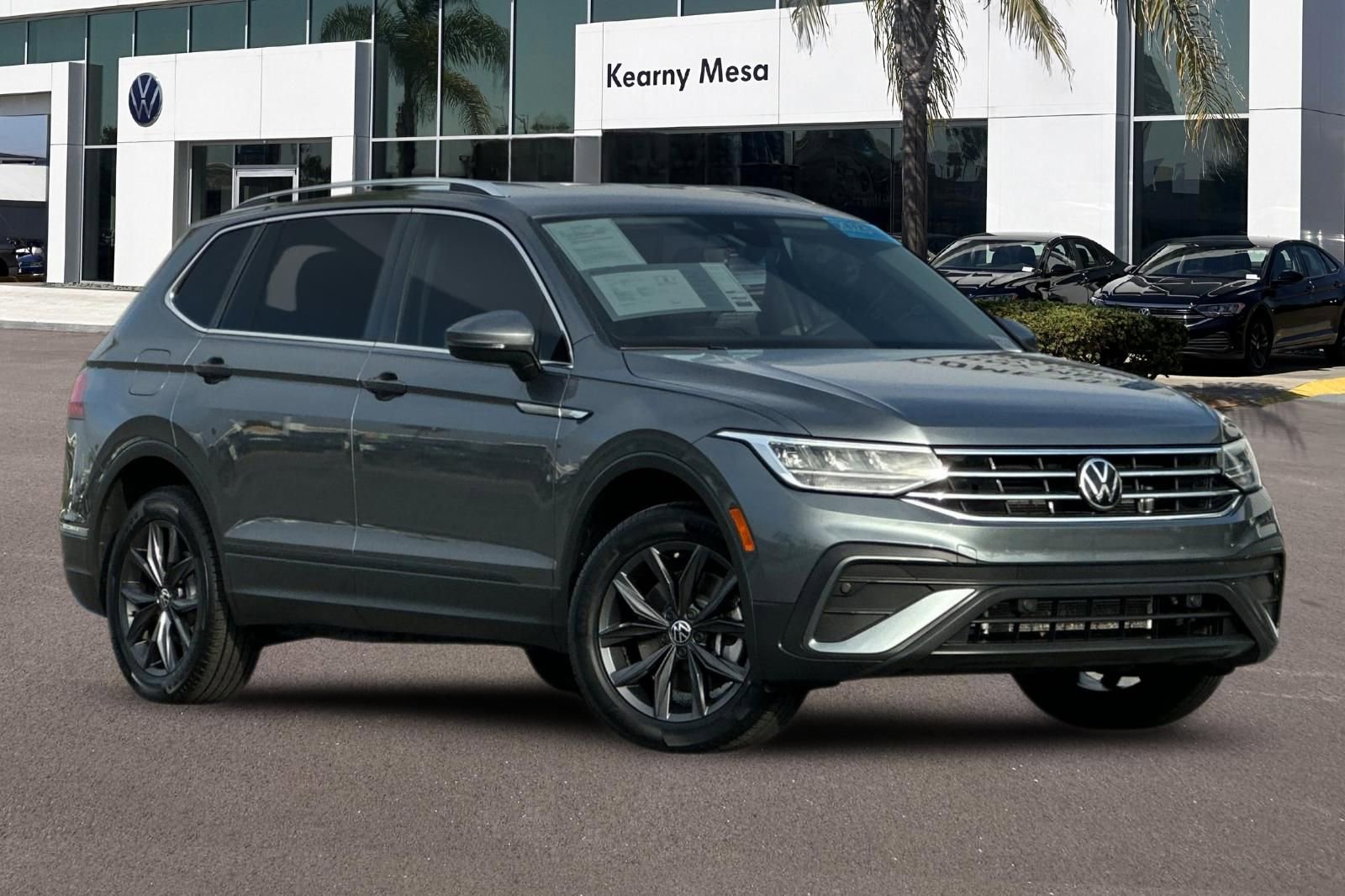 Used 2023 Volkswagen Tiguan SE image 2