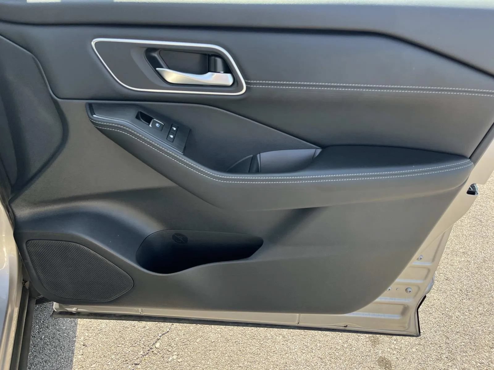 Used 2025 Nissan Rogue Platinum w/ Tech Package FWD image 26