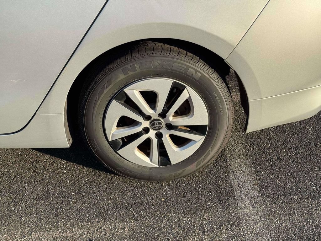 Used 2017 Toyota Prius Four FWD image 13