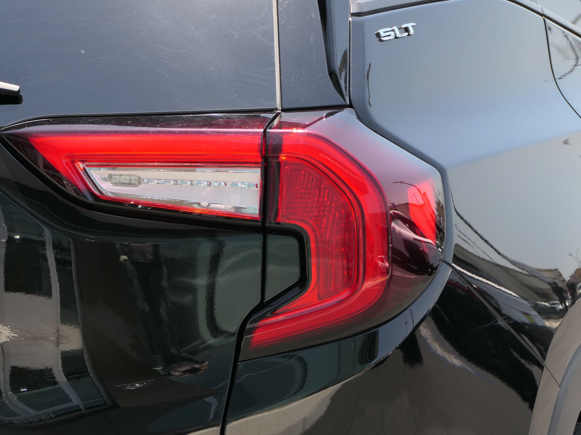 Used 2022 GMC Terrain SLT w/ Tech Package FWD image 4