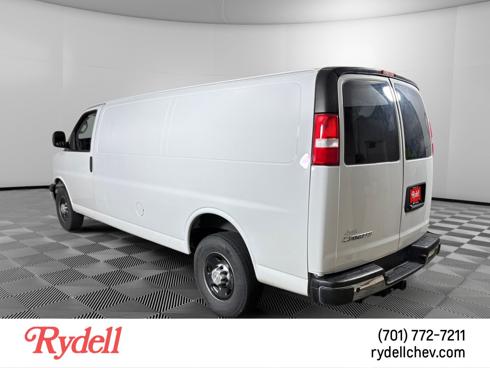 Used 2019 Chevrolet Express 3500 Extended w/ Driver Convenience Package RWD image 3