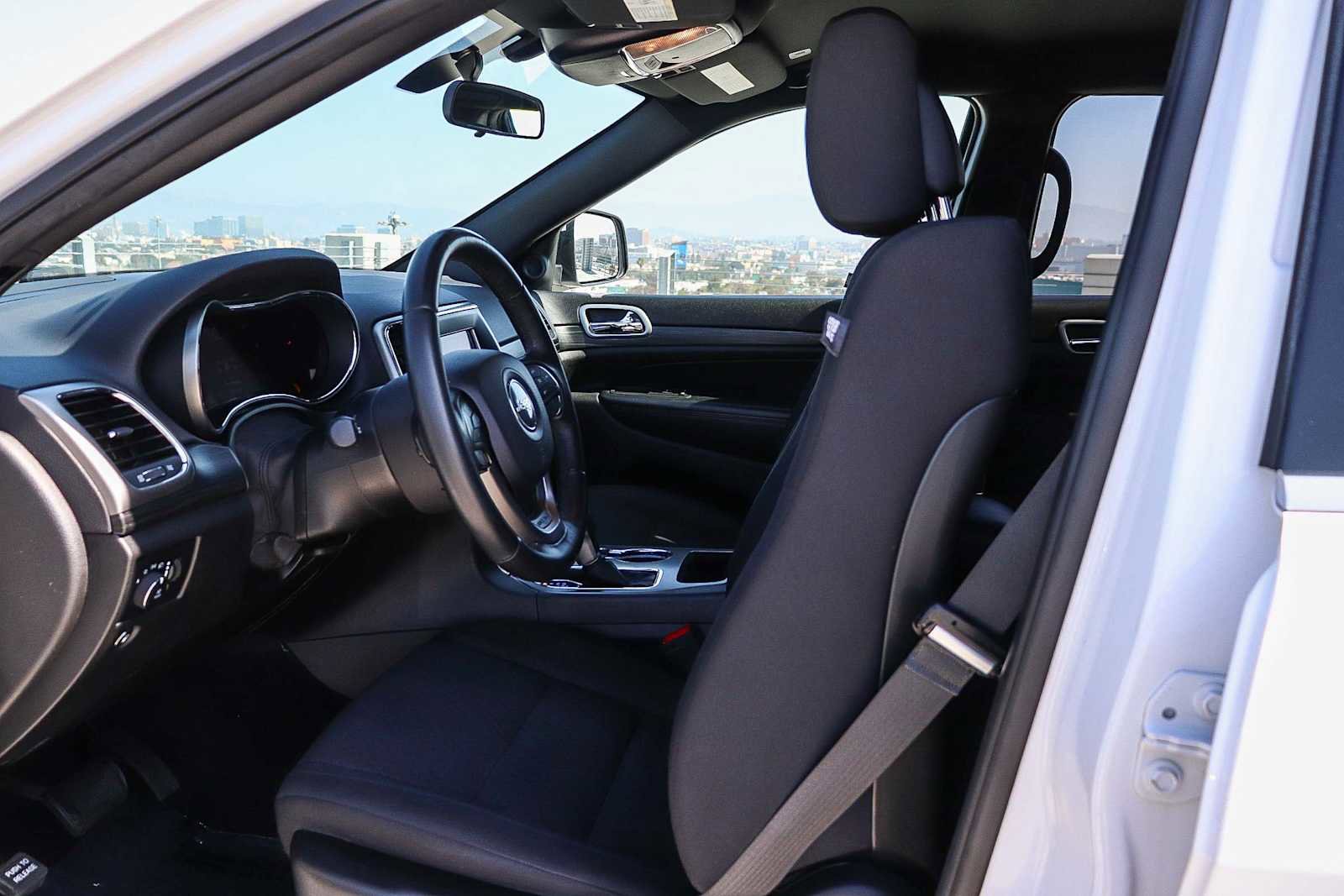 Used 2019 Jeep Grand Cherokee Laredo RWD image 24