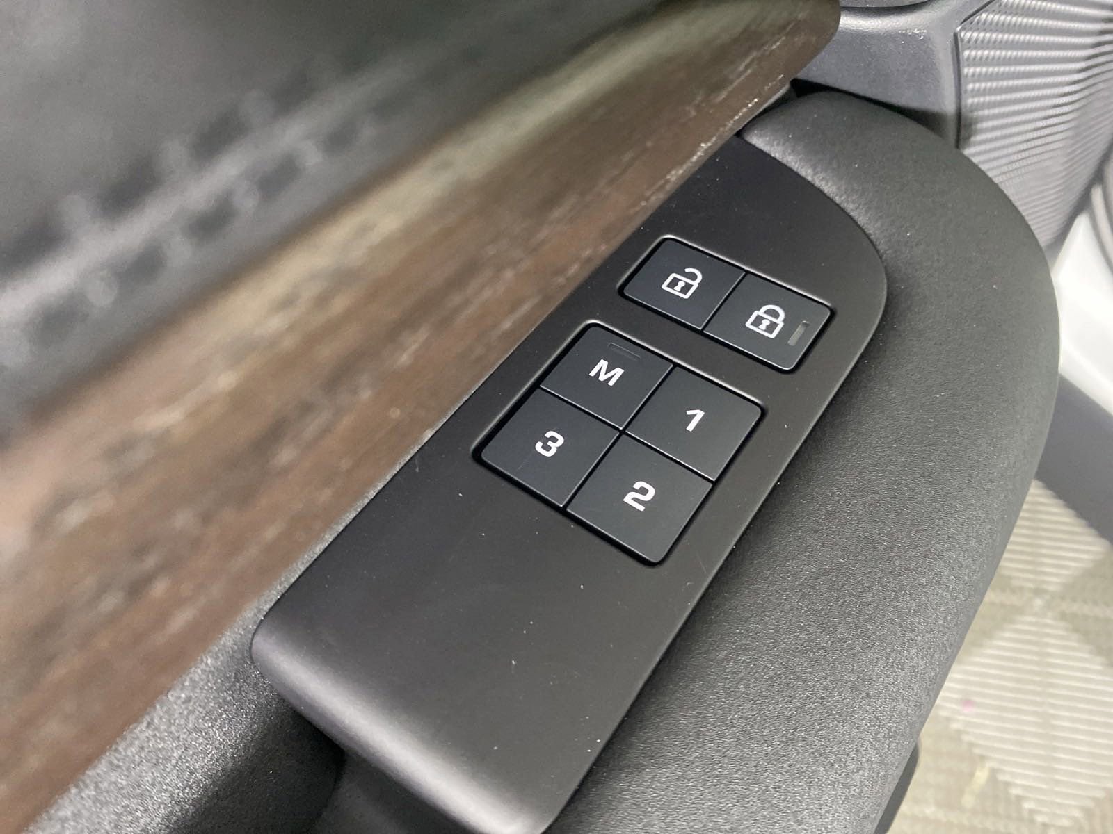 Certified 2025 Land Rover Discovery S image 10