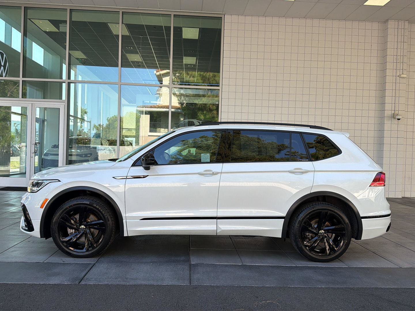 Certified 2023 Volkswagen Tiguan SE R-Line FWD image 2