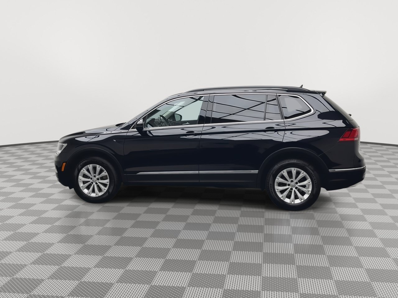 Used 2018 Volkswagen Tiguan SE w/ Panoramic Sunroof Package AWD/4WD image 36
