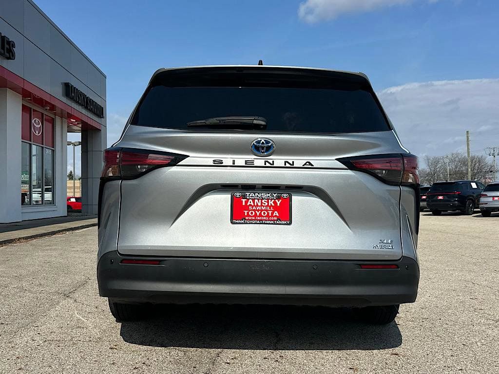 Certified 2022 Toyota Sienna XLE image 4