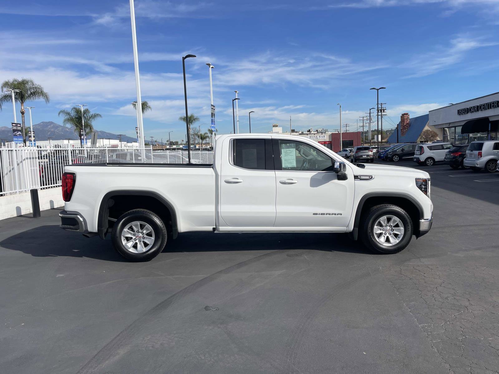 Used 2025 GMC Sierra 1500 SLE w/ Preferred Package image 4