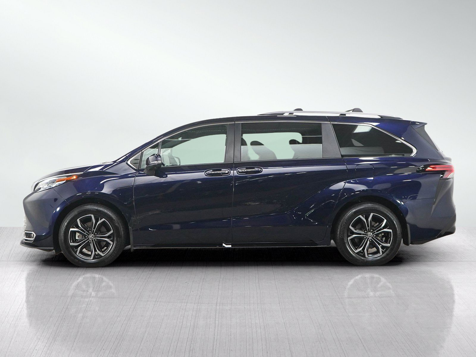 Used 2026 Toyota Sienna Platinum AWD/4WD image 2