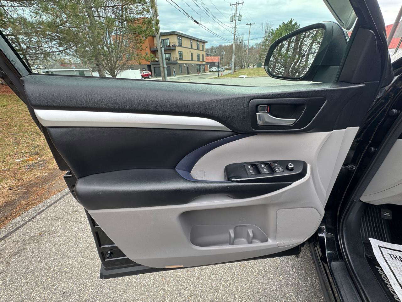 Used 2018 Toyota Highlander XLE image 17